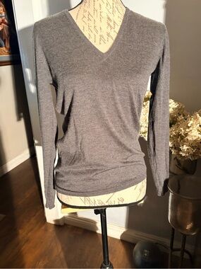 Women's V-Neck Long Sleeve Tee - Gray